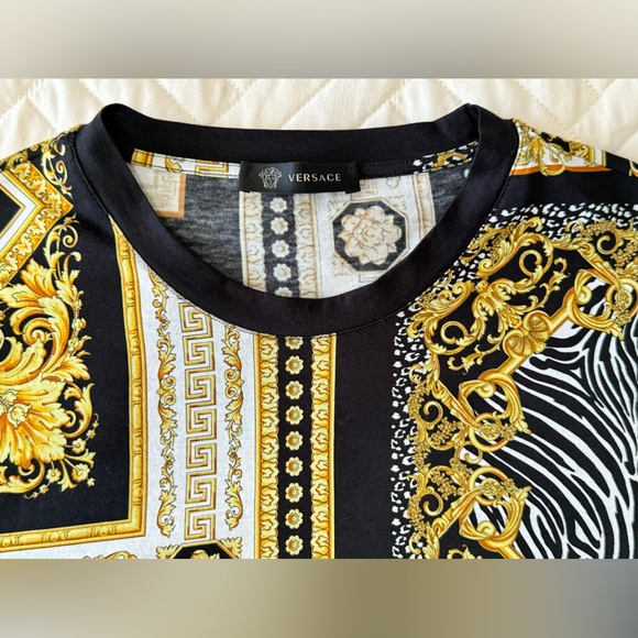 Authentic! Gianni Versace Medusa print T-shirt size L slim fit like new! - Picture 12 of 16